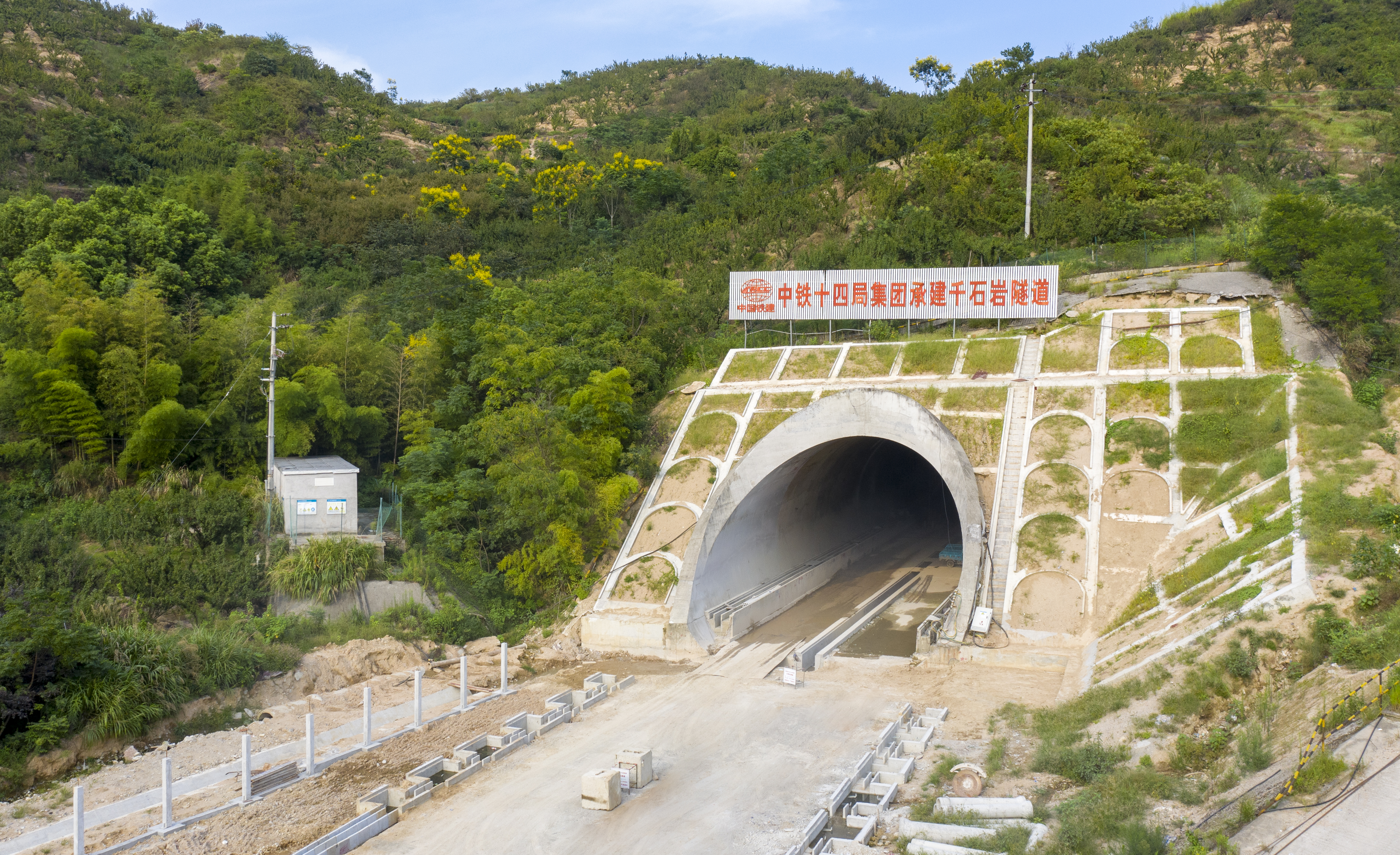 1.金甬铁路千石岩隧道出口。.jpg