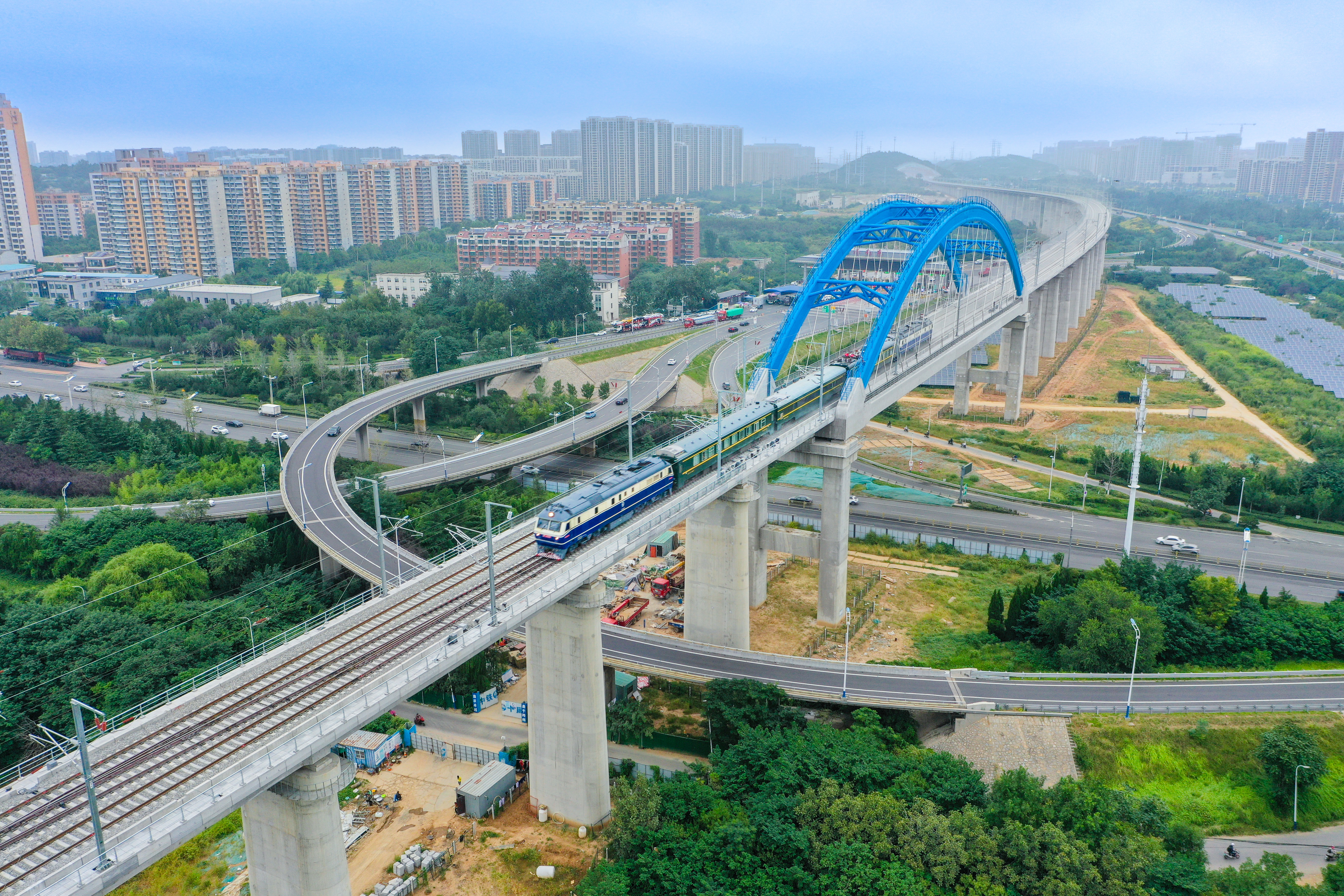 首趟检测列车穿越经十路。范成涛 摄.jpg