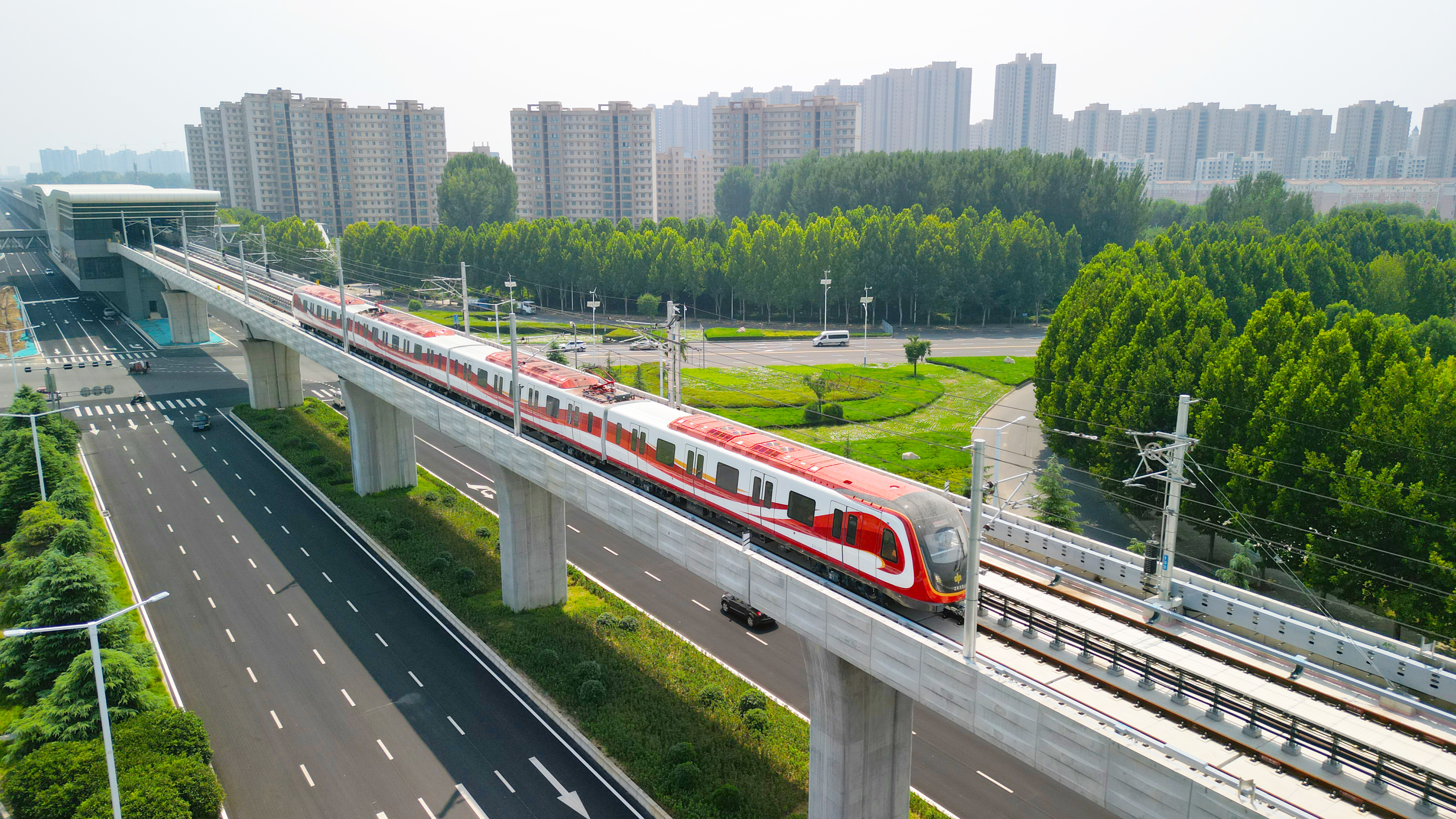 无人驾驶列车行驶在郑许市域铁路.jpg