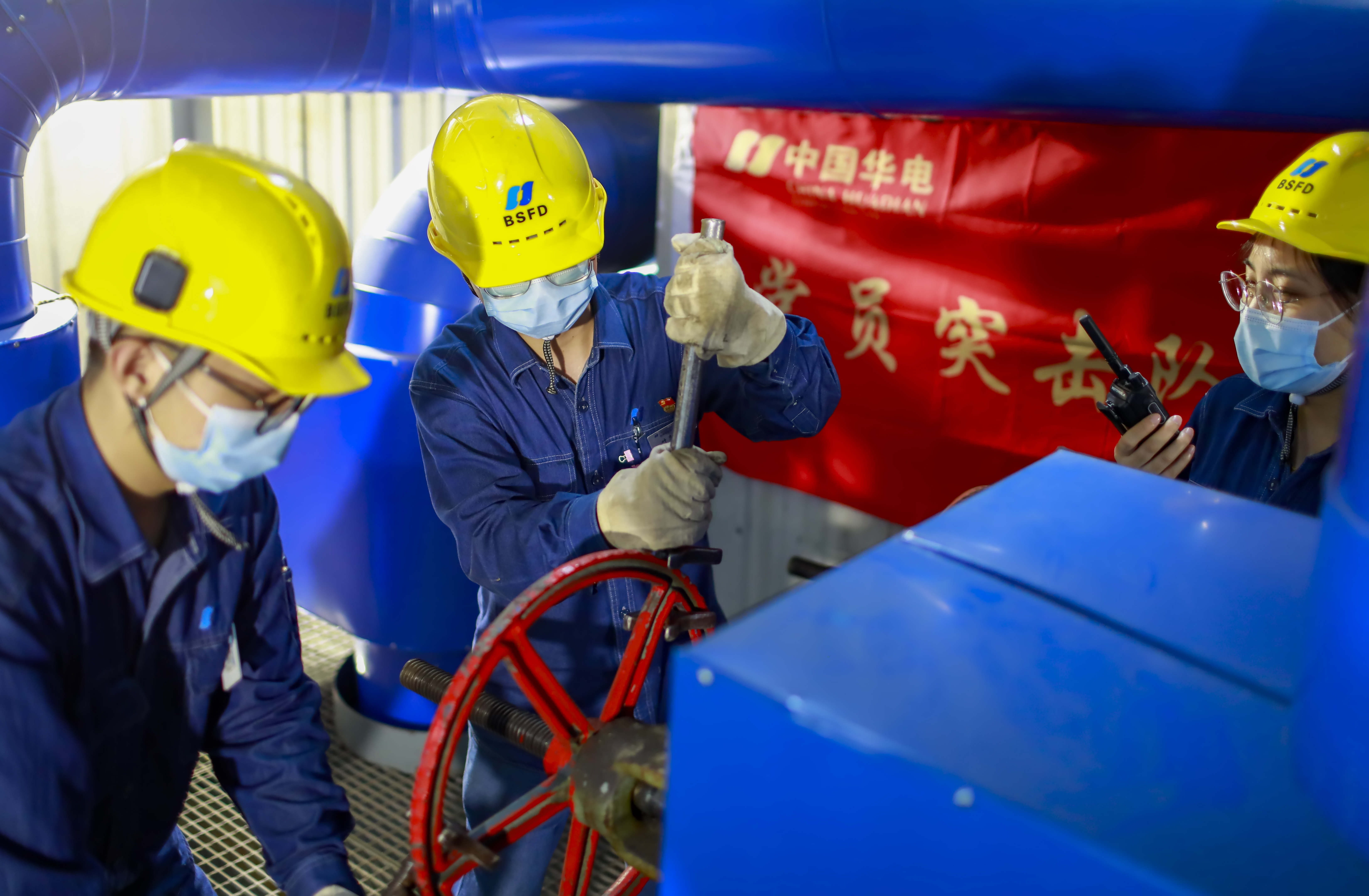 浙江半山公司青年党员坚守保电一线。任斌 摄.JPG