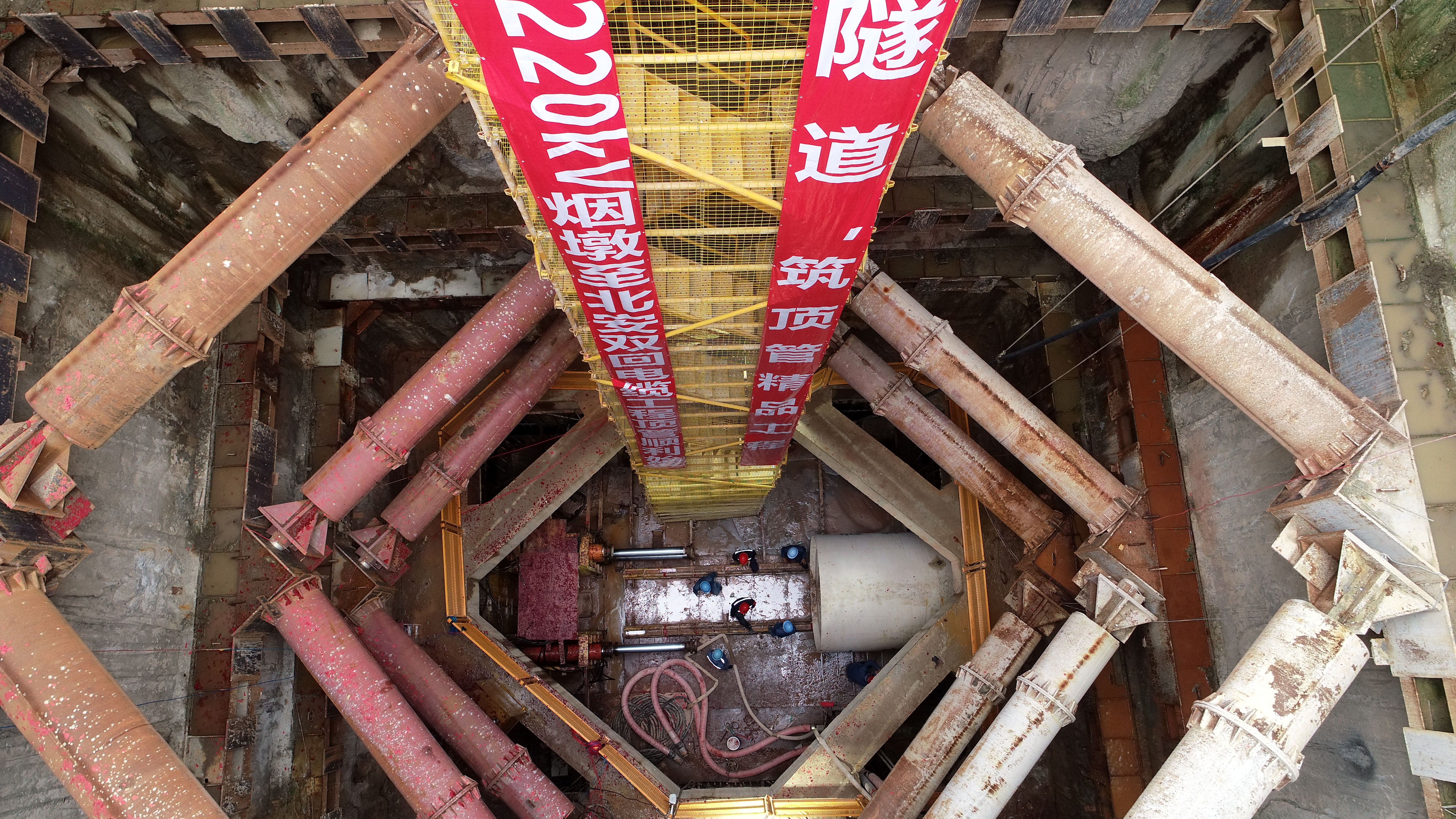 南方电网公司项目人员在深达28米的工作井内进行顶管施工作业前的系列准备。（陈海东  摄）.jpg