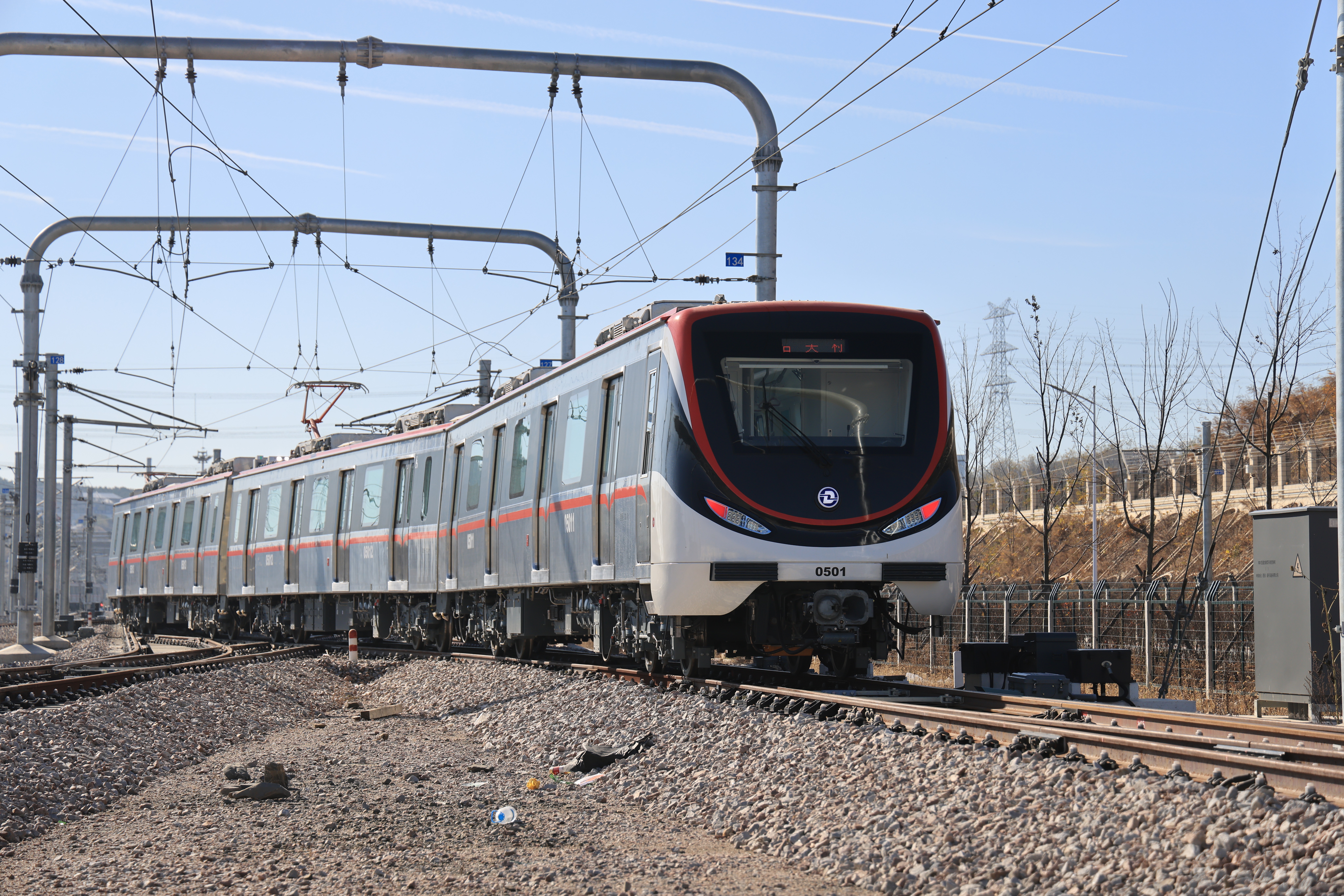 列车驶出地铁5号线后关村车辆段.jpg