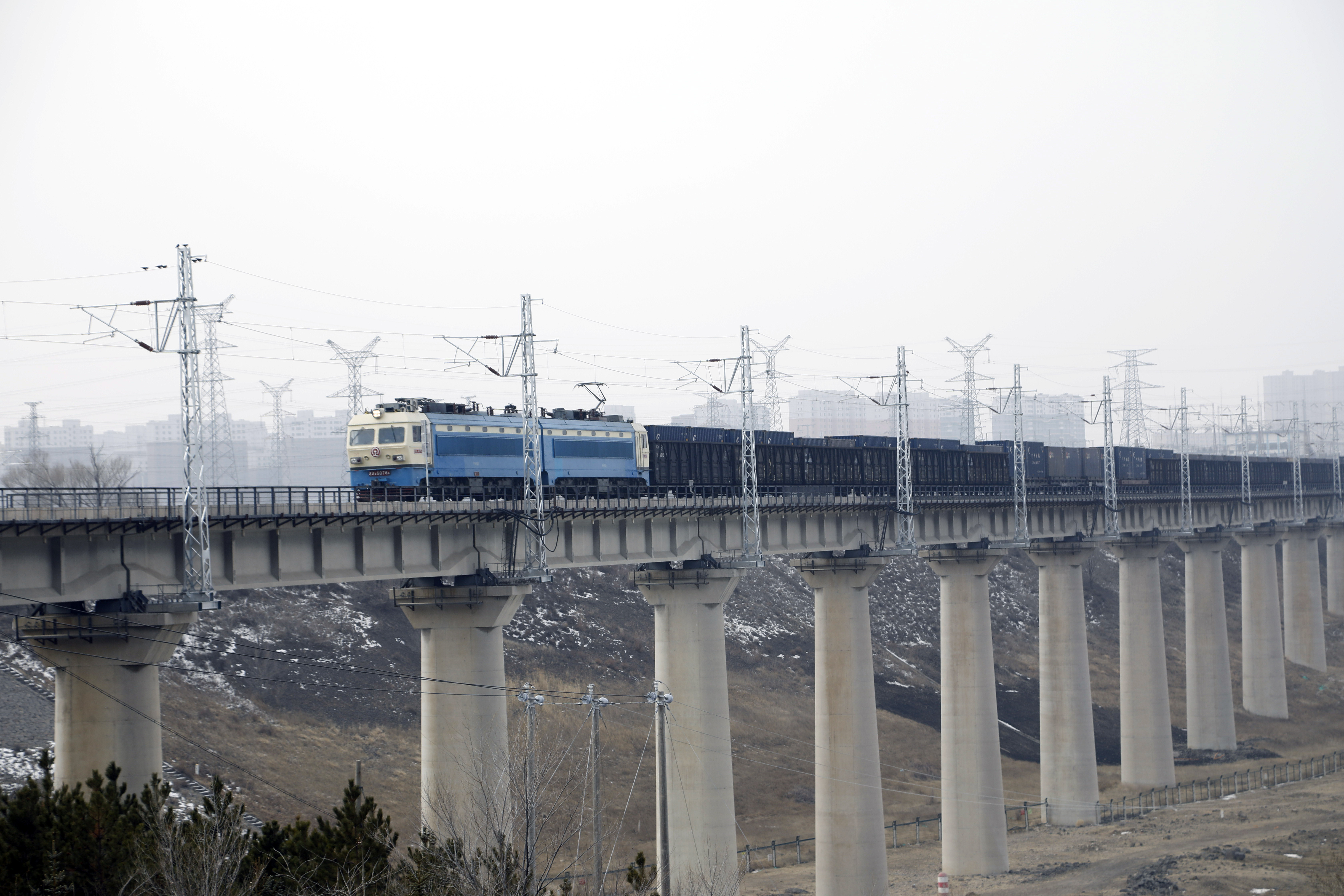 电气化列车行驶在集通铁路1.jpg