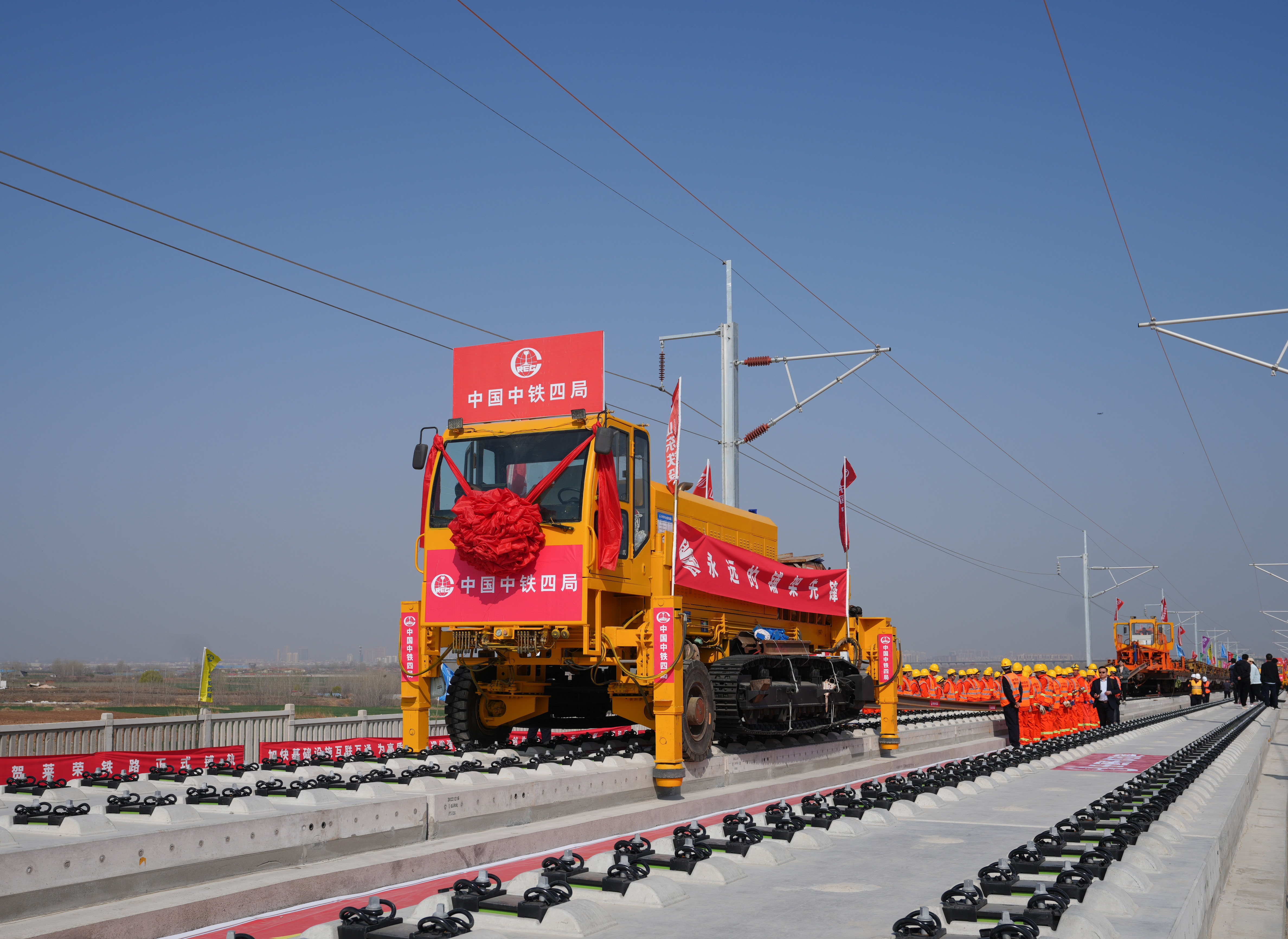 铁路有砟、无砟轨道铺设一体式牵引车.jpg