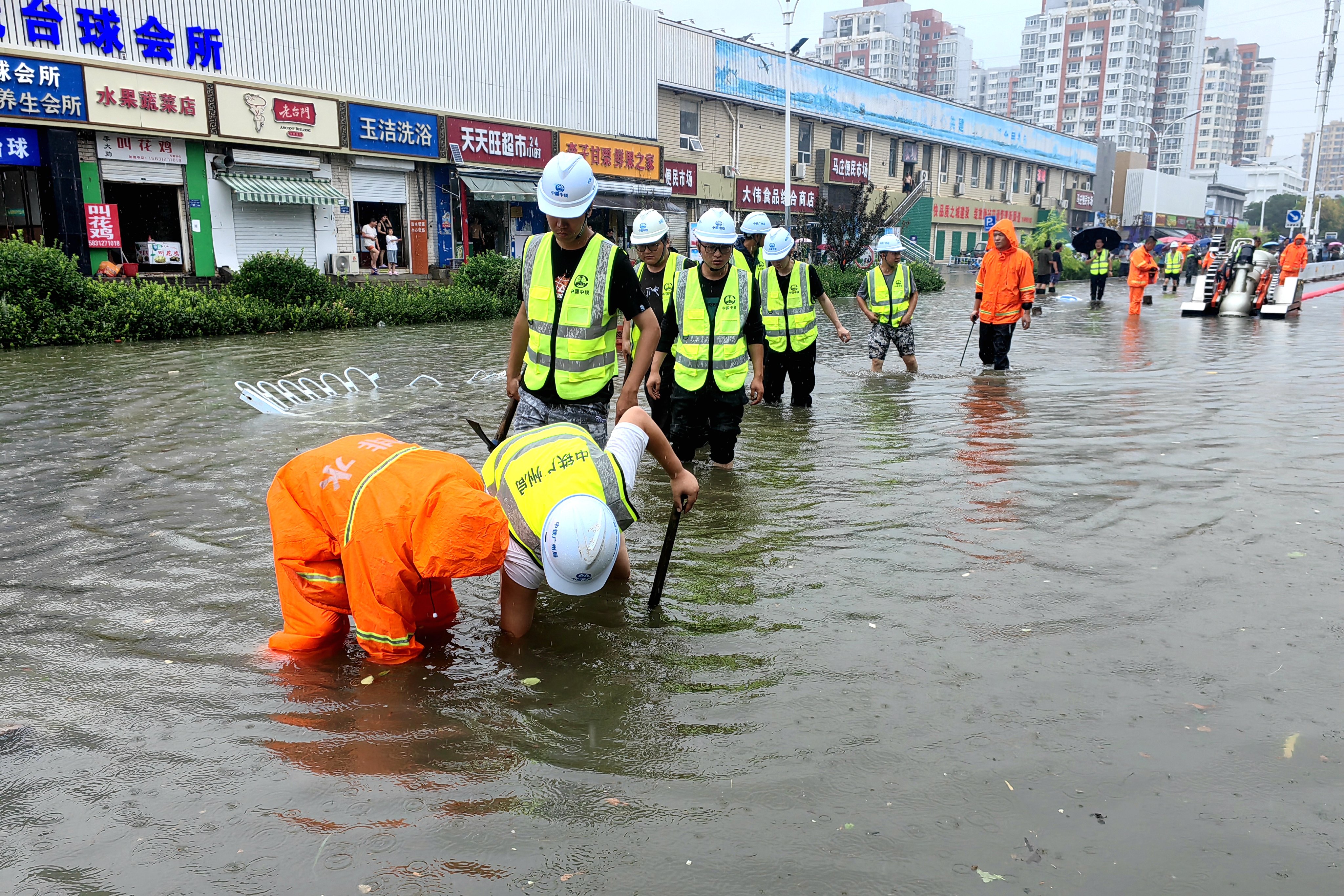 9.中铁广州局市政环保公司连续奋战20小时助市政道路排涝.jpg