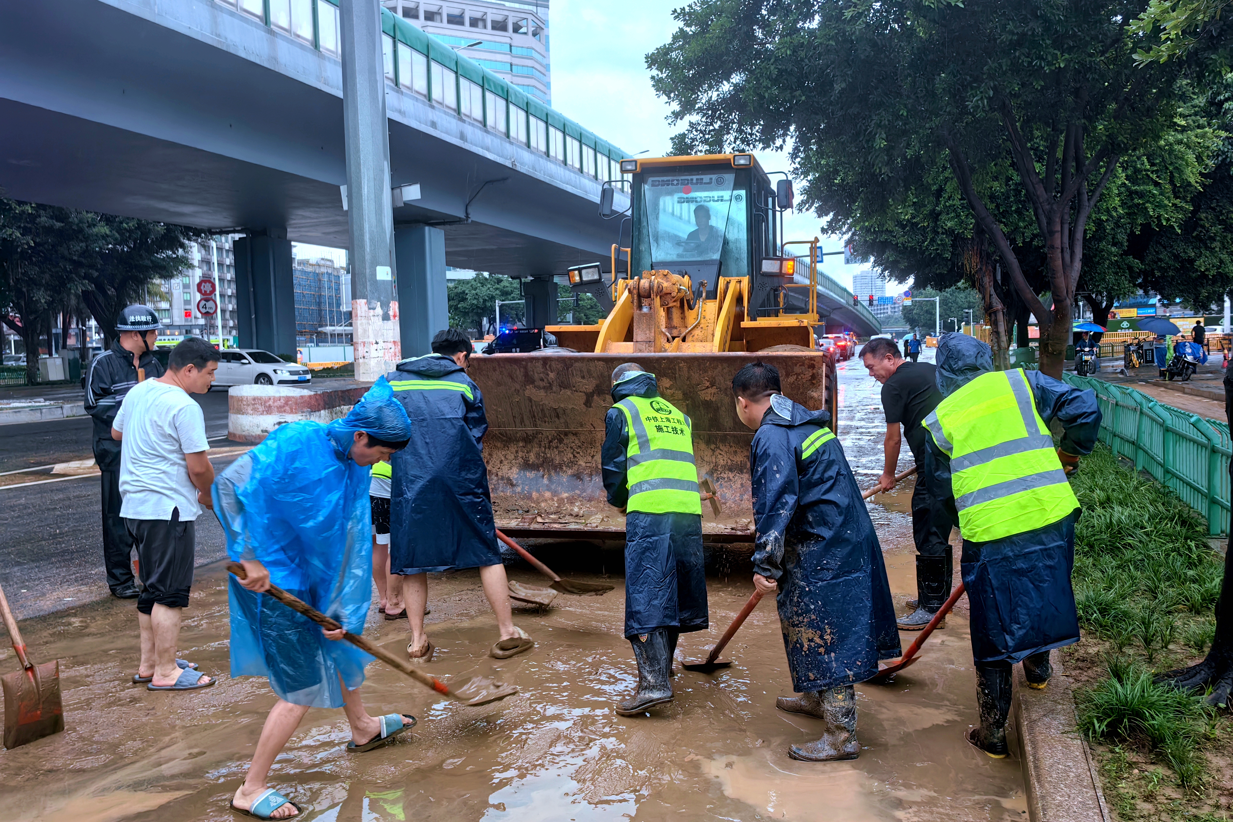 福州滨海快线项目员工清淤除障.jpg