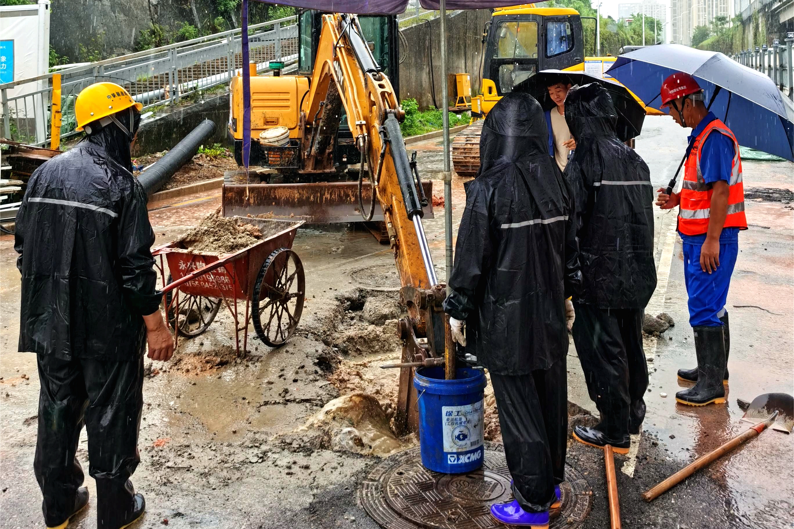 深大城际2标项目员工抢修排水管网.jpg