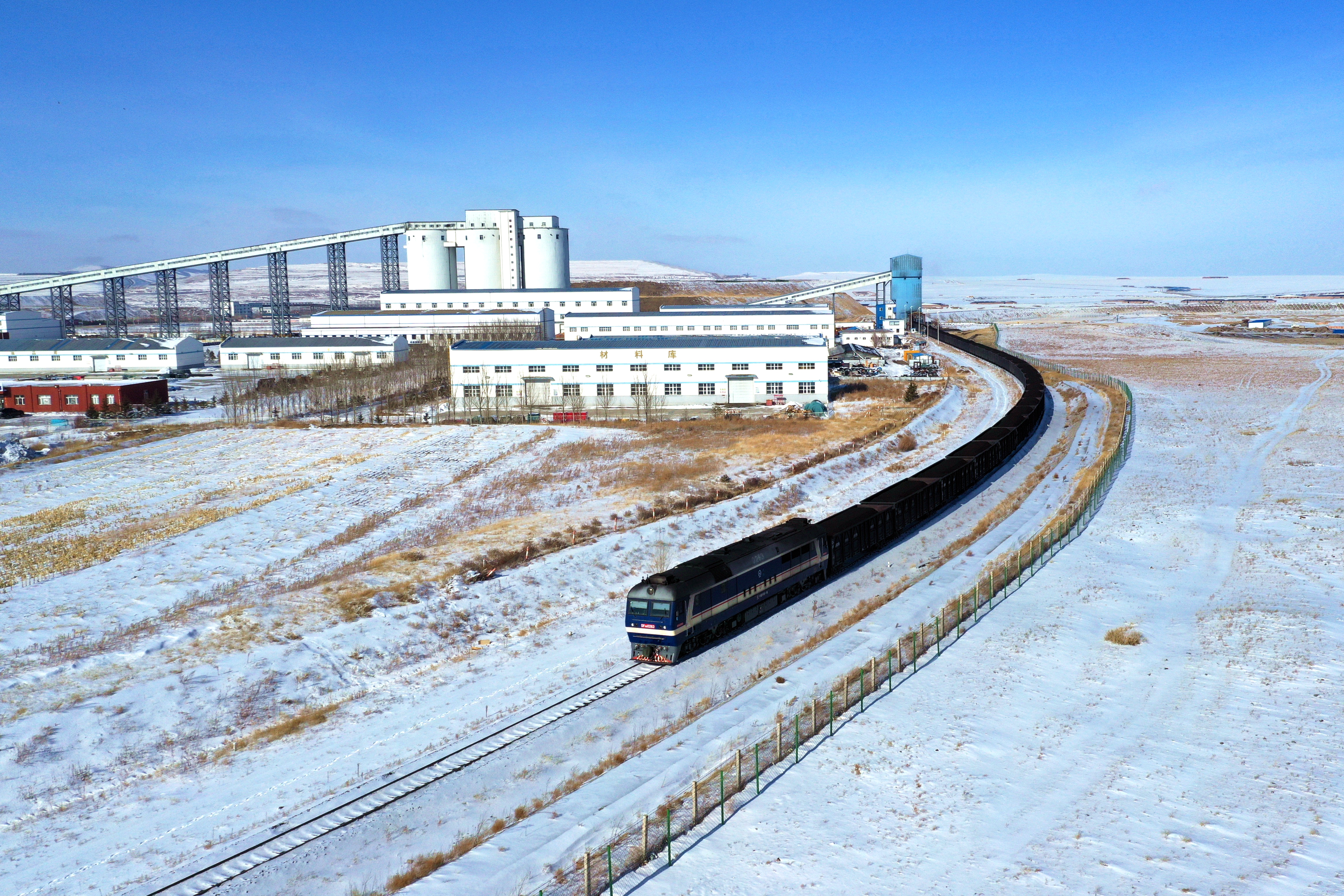 1.列车在白音华二号矿装车站装车.jpg