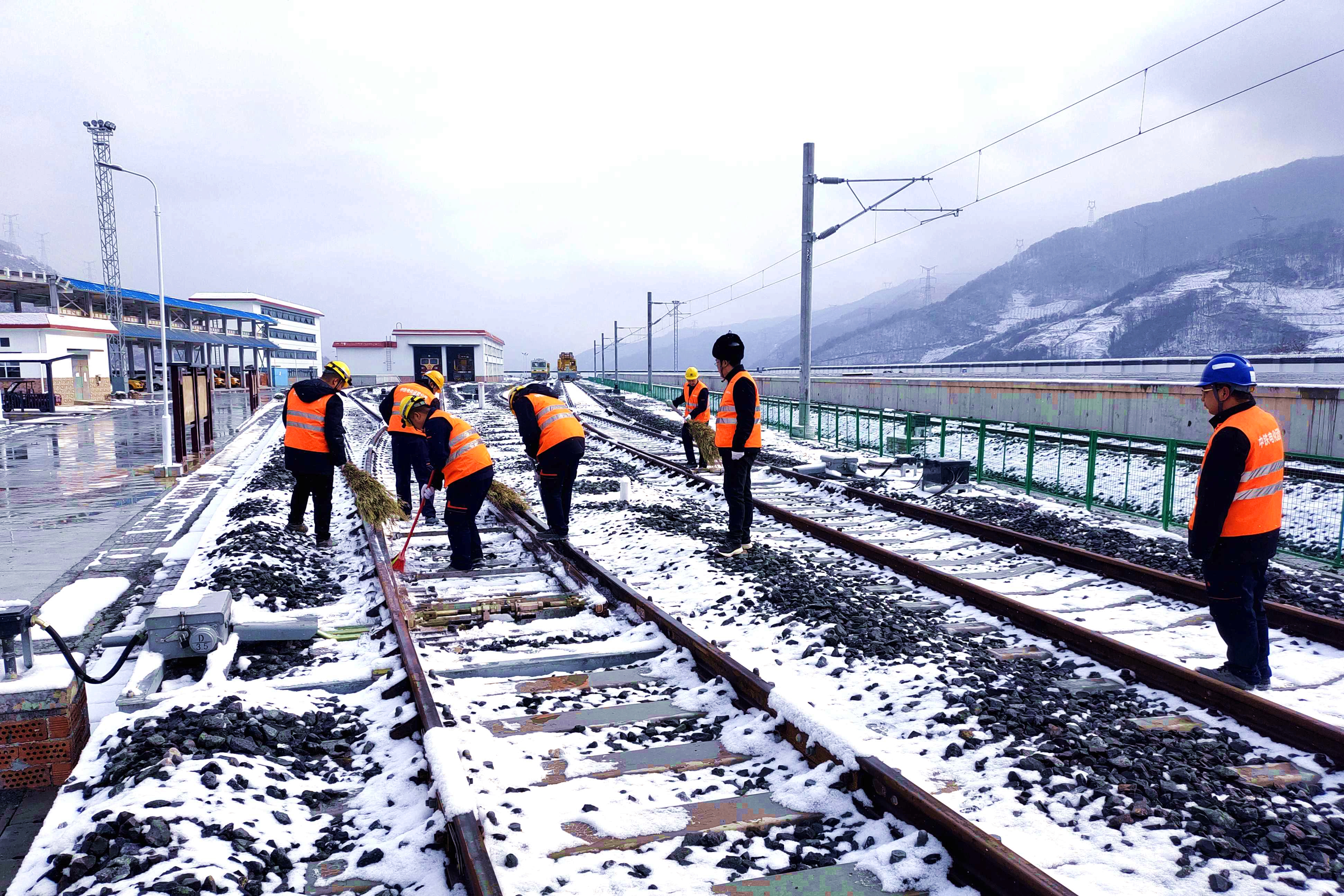 中铁电气化局运管公司成都维管段员工道岔除雪.jpg