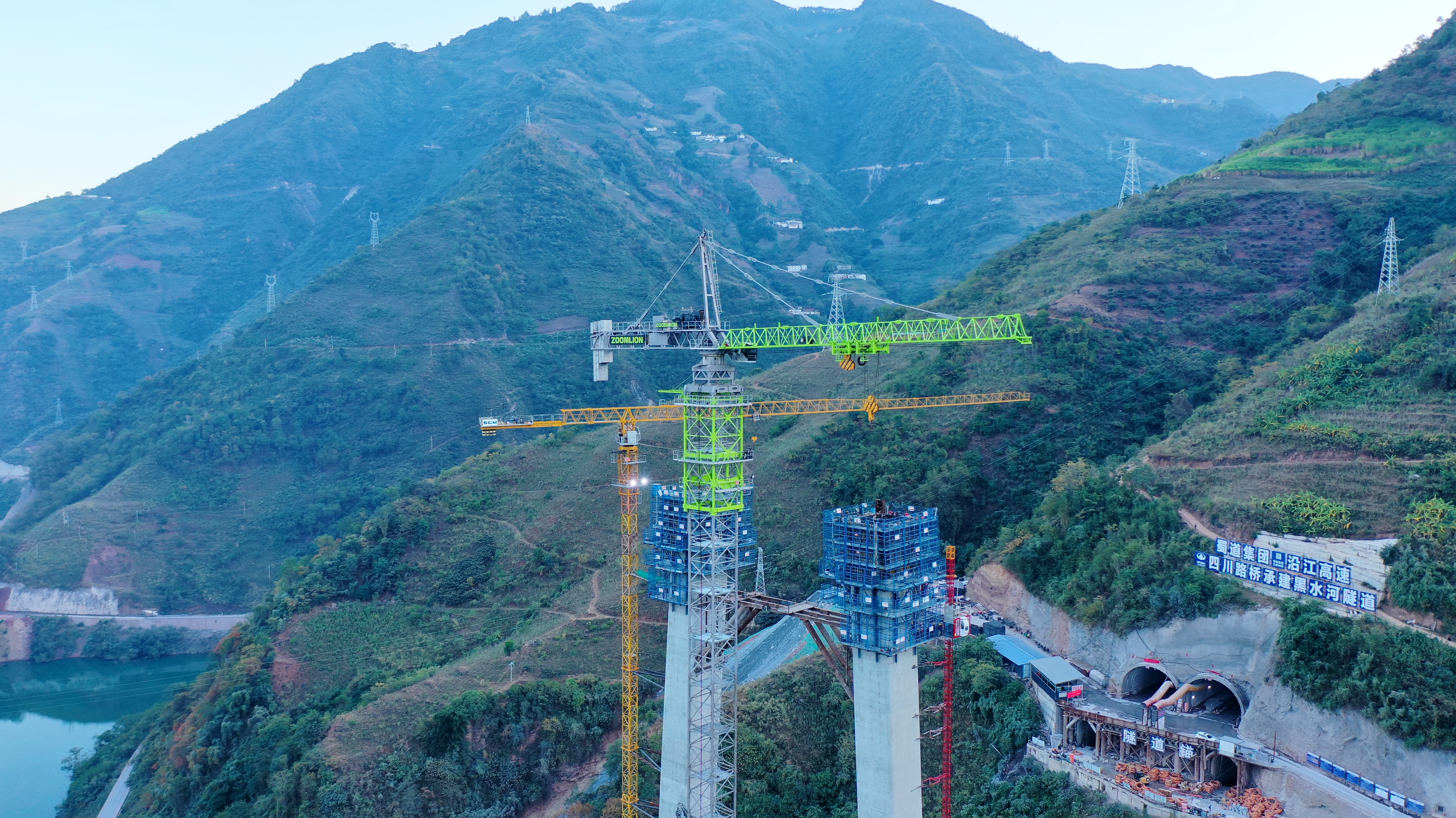 沿江高速黑水河特大桥攀枝花岸主墩建设.jpg