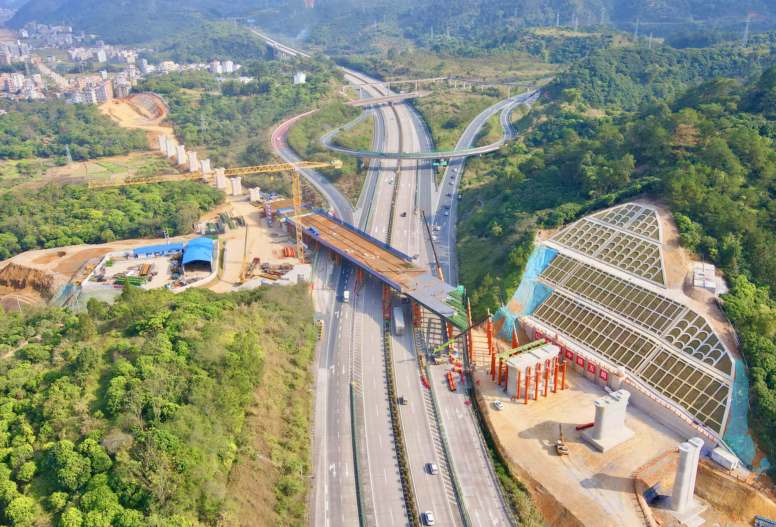 4.南深高铁玉岑段岑溪跨G65包茂高速公路特大桥施工.jpg