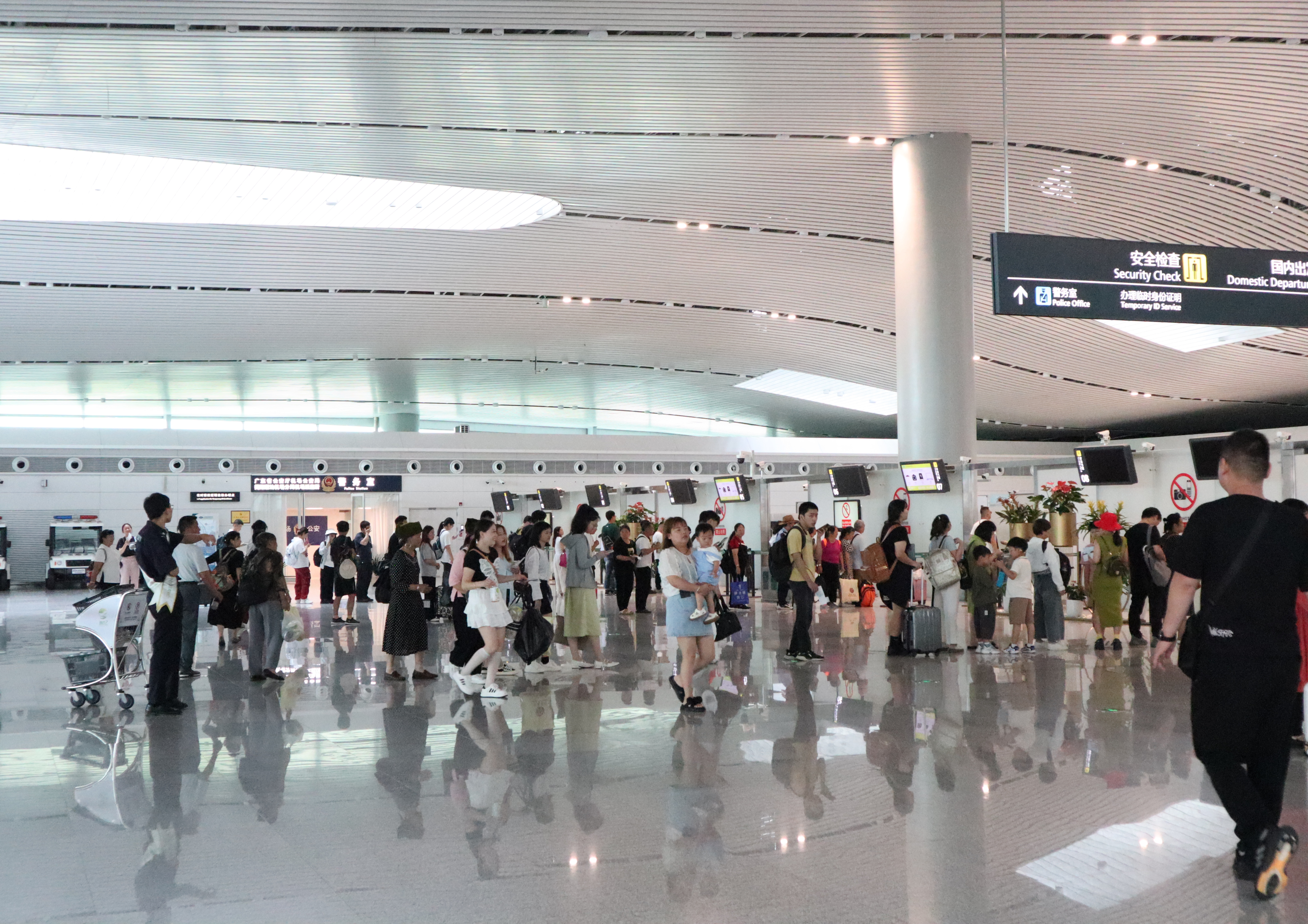 图：机场集团所辖各机场纷纷迎来暑运客流高峰.jpg