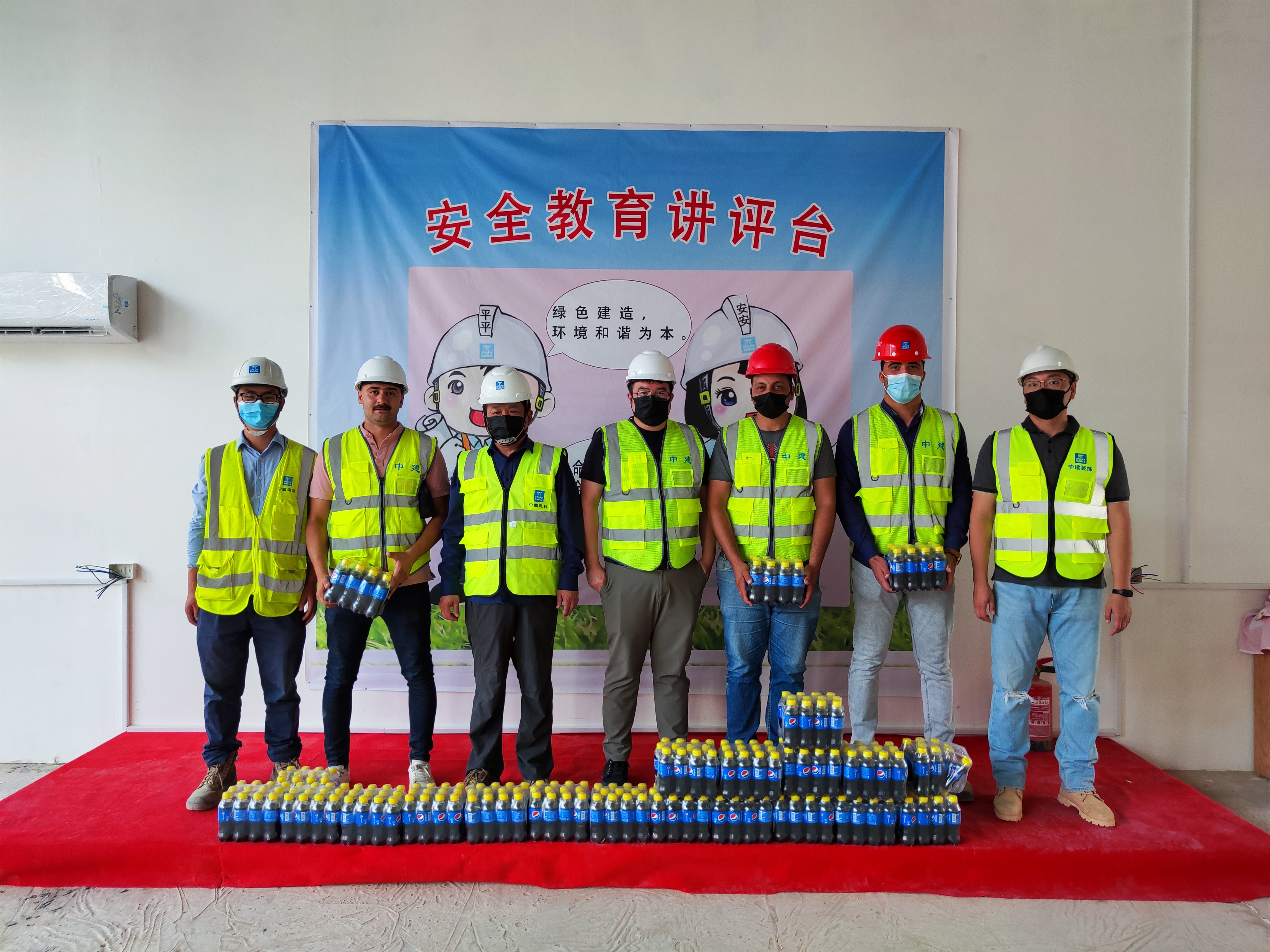 6.胡官清在项目现场为属地员工送上清凉礼包，叮嘱大家在高温天气要注意防暑降温。.jpg