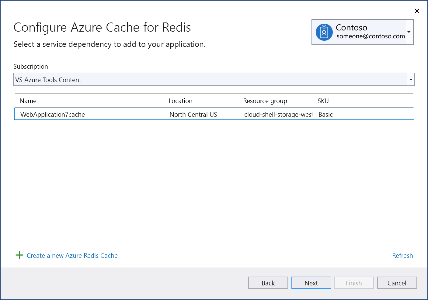 “配置 Azure Redis 缓存”屏幕的屏幕截图。“下一步”按钮已突出显示。