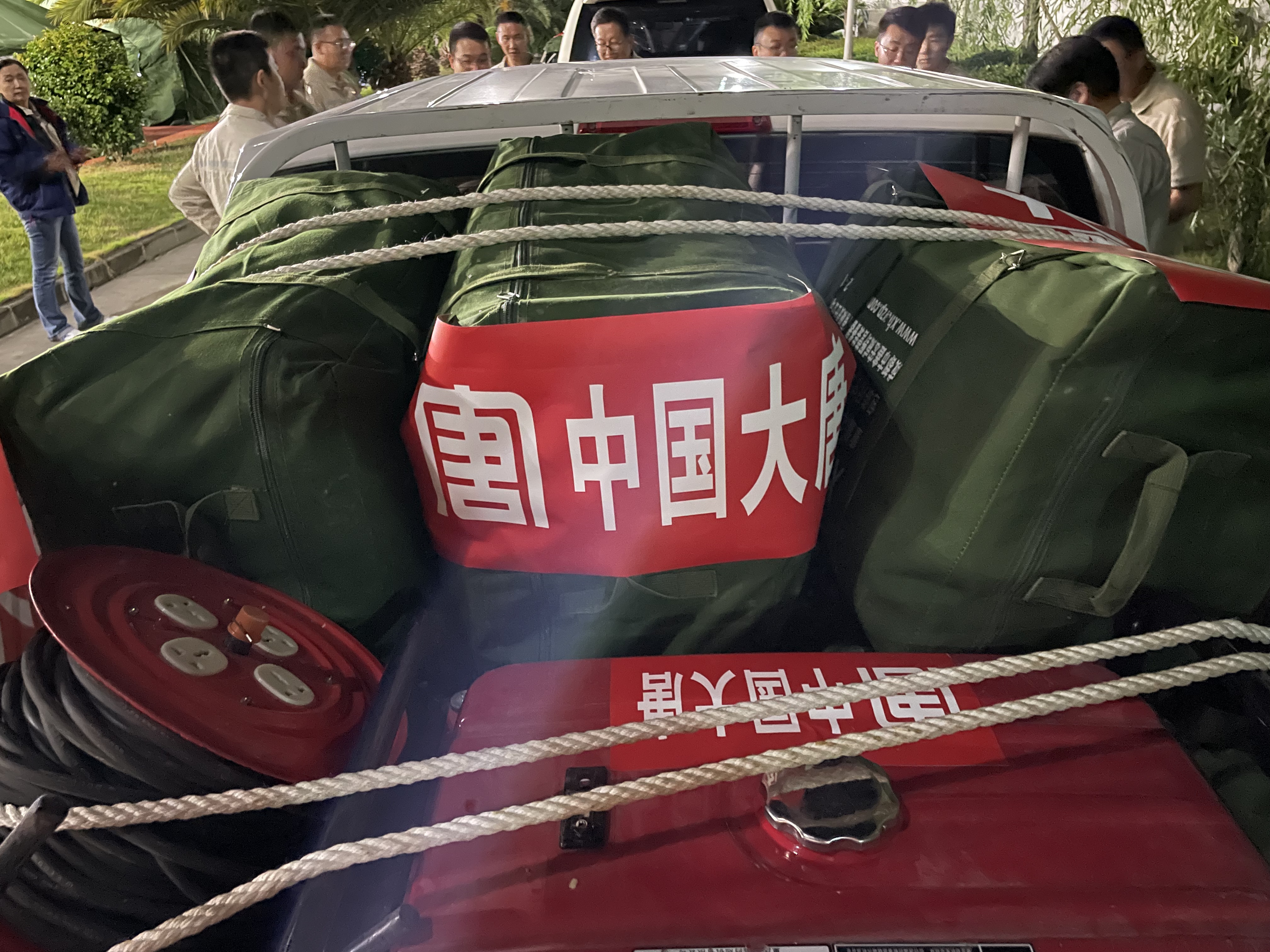 抗灾物资 作者：袁菱艺.jpg
