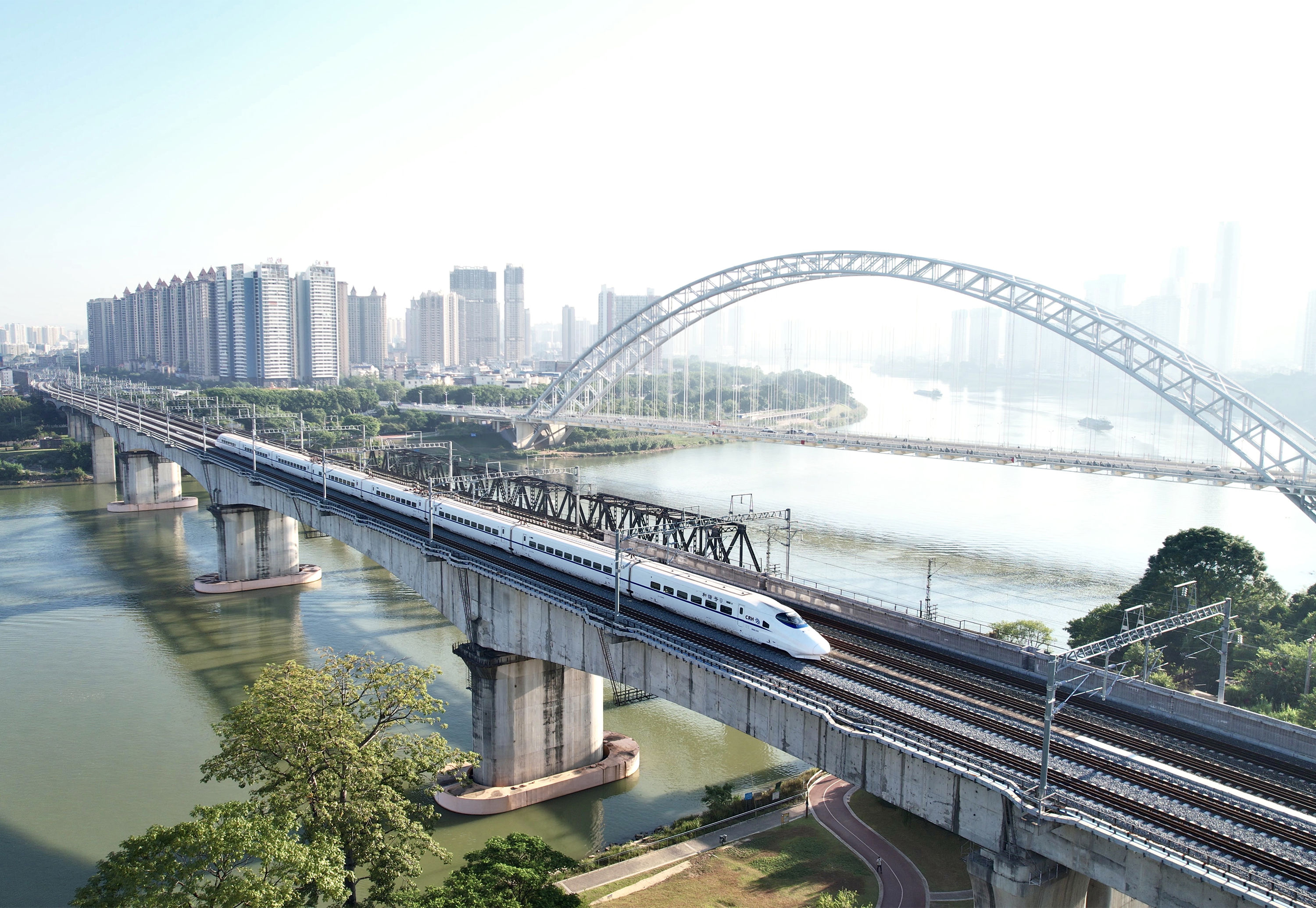 首趟试运行列车驶过永和大桥旁的南崇铁路线.jpg