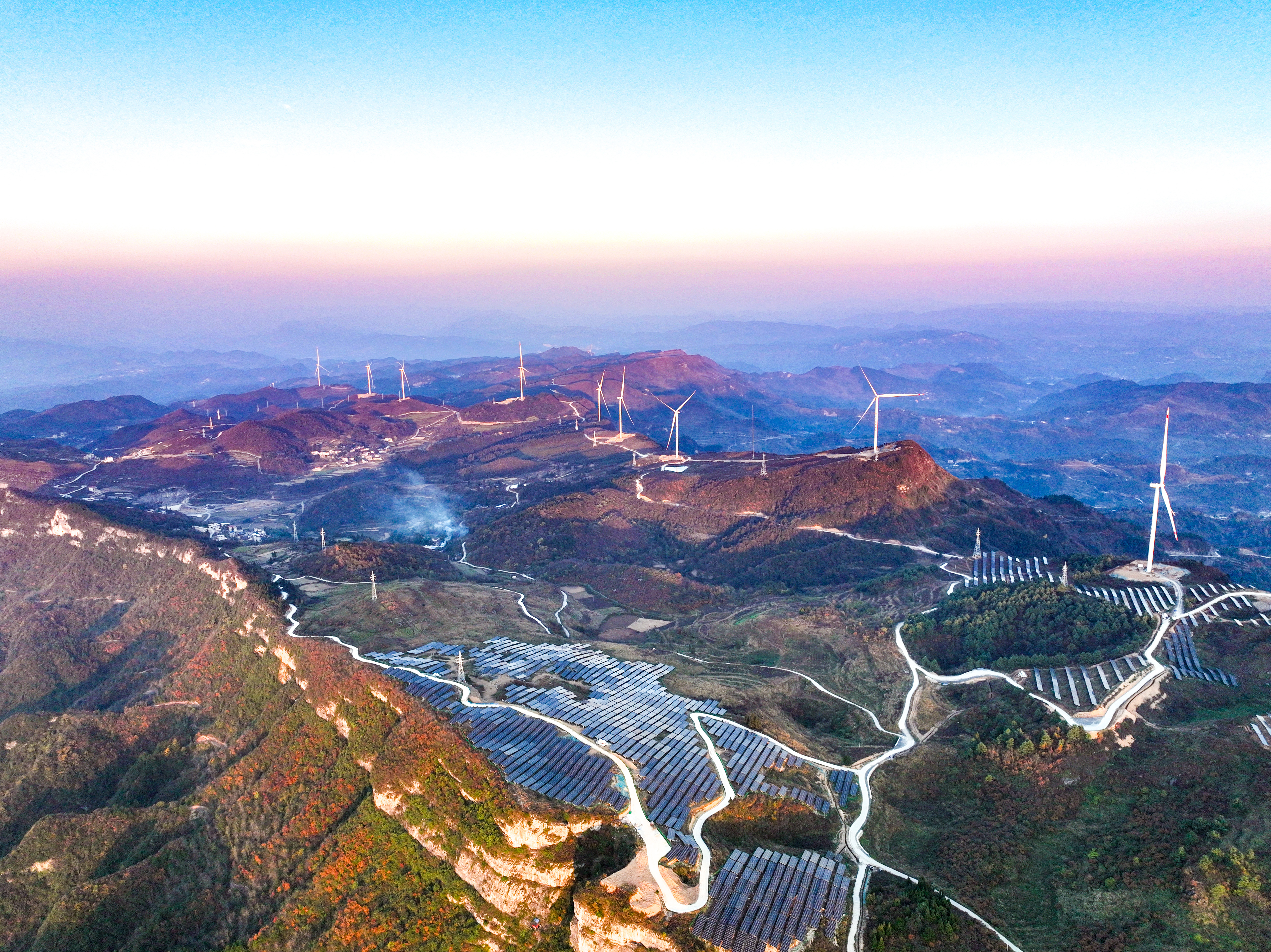 图1：顶董坡风光一体化项目风光同场场景.jpg